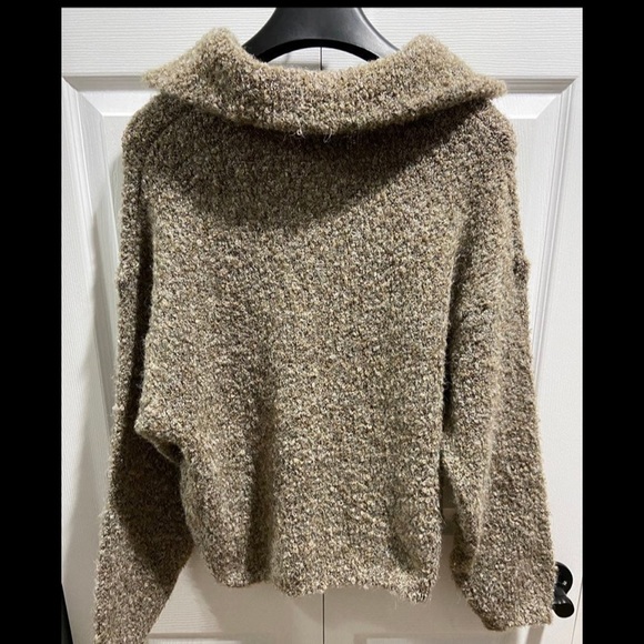 Universal Thread Split Neck Cozy Lounge Pullover Sweater
- Women's XS - Picture 3 of 6